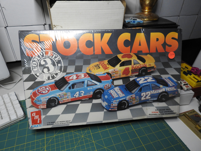 AMT_8910 FACTORY SEALED Stock Cars 3 Complete Kits by AMT/Ertl  STP/Kodak/Maxwell House (1:25)