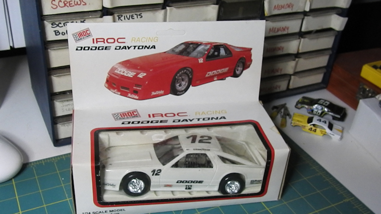 IROC-41035w White IROC 1990 Dodge Daytona (1:24)